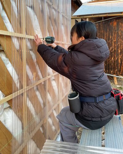 ポリか波板を打ち付ける様子