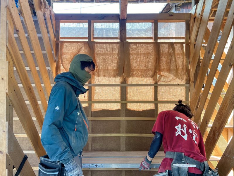 作成した籾殻消石灰を壁に流し込む