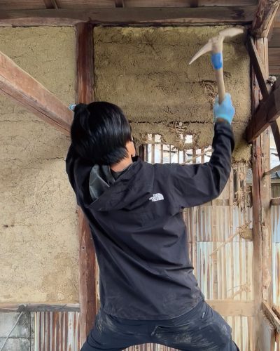 土壁を解体する様子