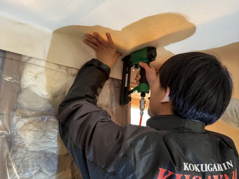 帆布を打ち付ける様子