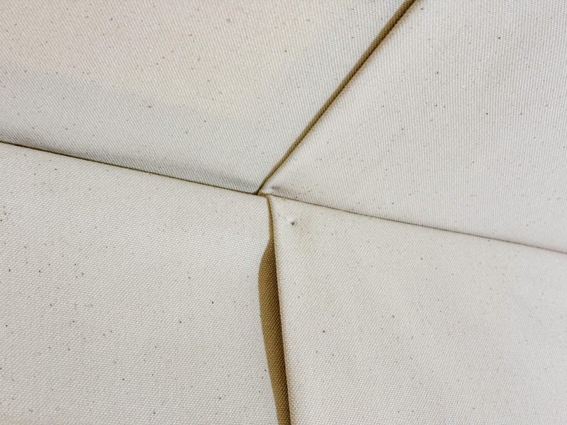 帆布を織り込んで固定する