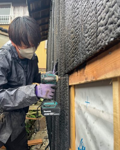 焼杉を打ち付ける