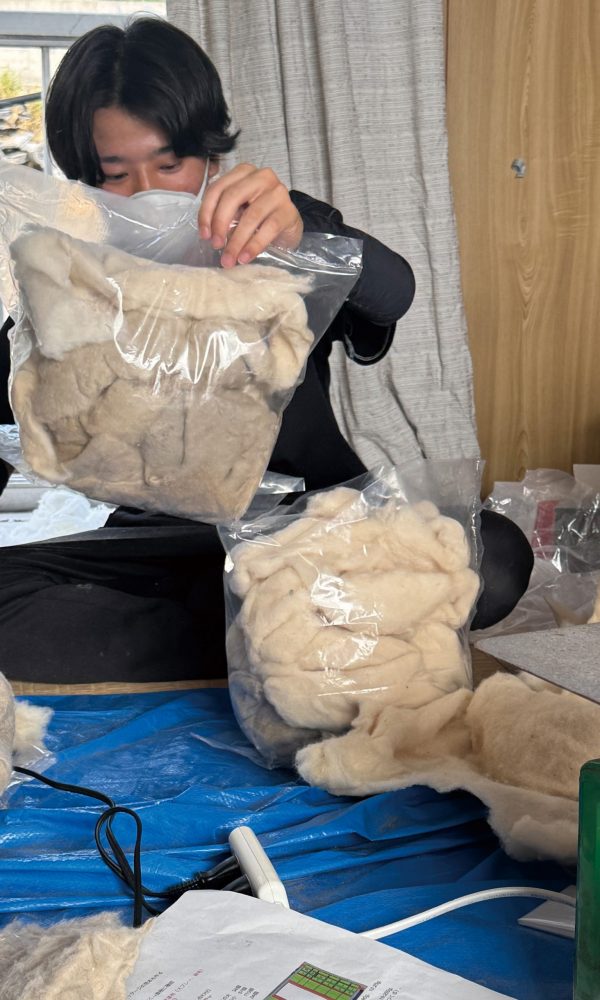 重さを計り、解体した布団をパッキングする様子